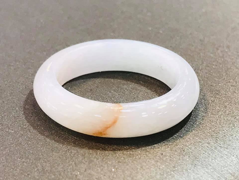 Nhẫn cẩm thạch trắng điểm huyết chính hãng