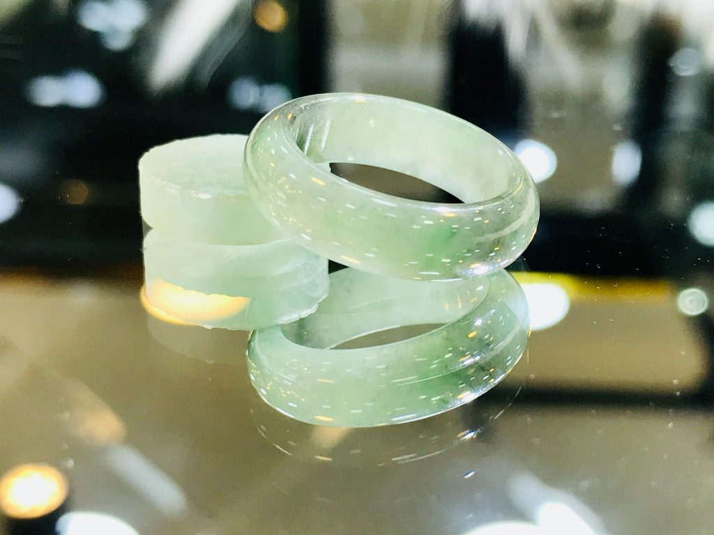 Chiếc Nhẫn Ngọc Cẩm Thạch Màu Rêu Lạ Mắt Tại Gmt Jade