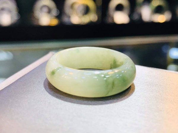 Nhẫn Cẩm Thạch Xanh Phát Sáng Cao Cấp Tại Gmt Jade