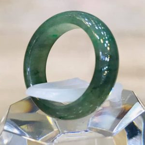 Nhẫn cẩm thạch xanh ngậm dầu cao cấp tại GMT JADE